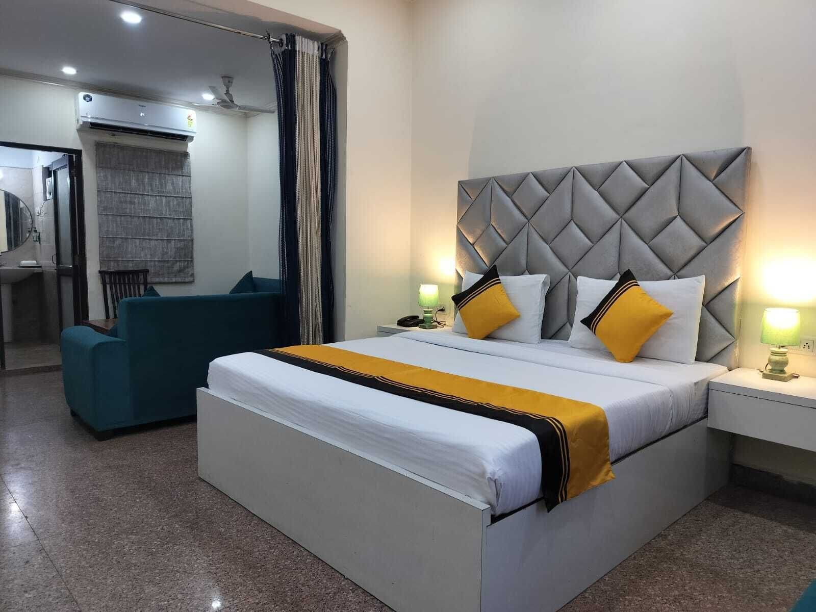 Suite Room | Desk, soundproofing, iron/ironing board, free WiFi
