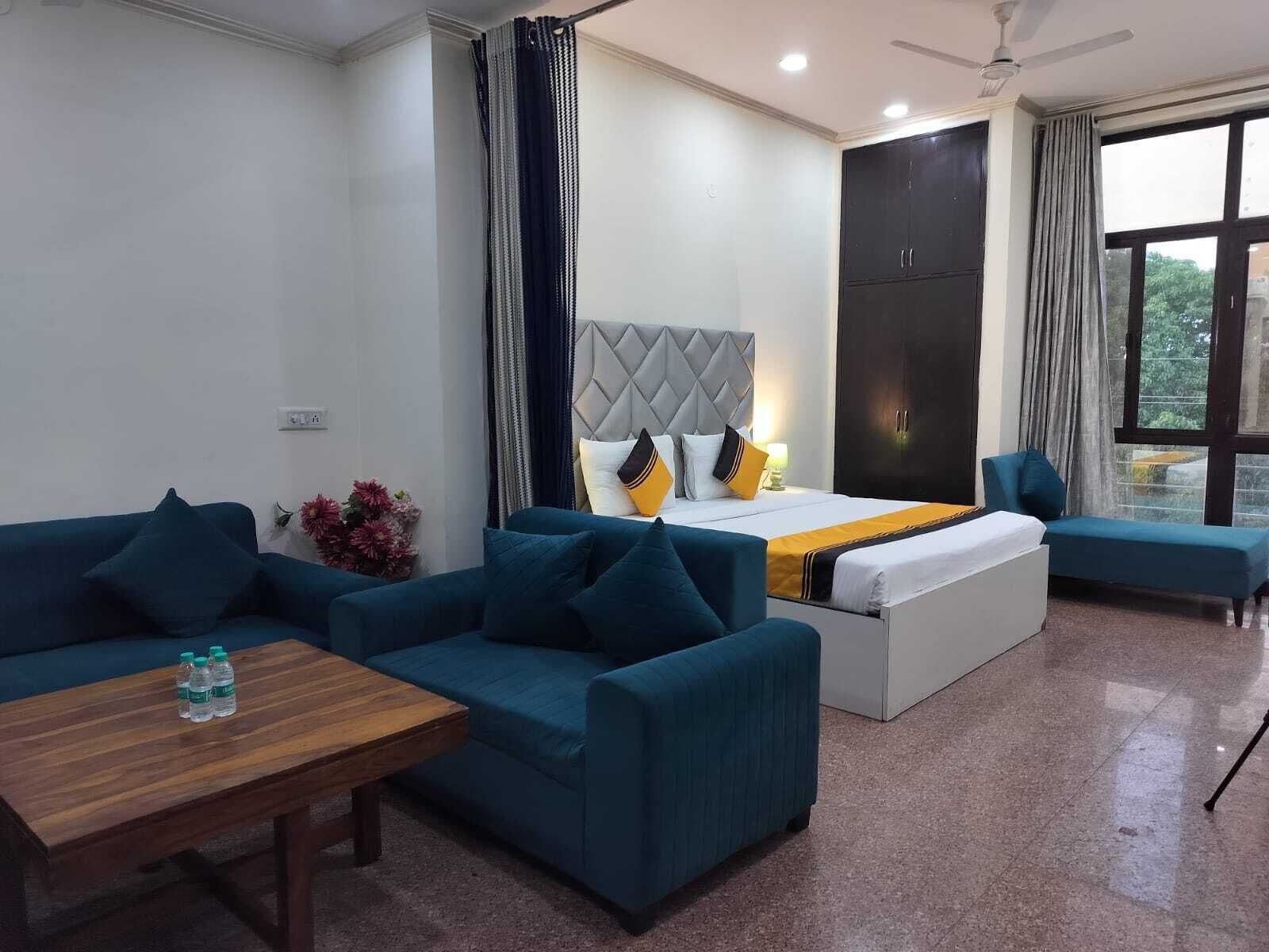 Suite Room | Desk, soundproofing, iron/ironing board, free WiFi