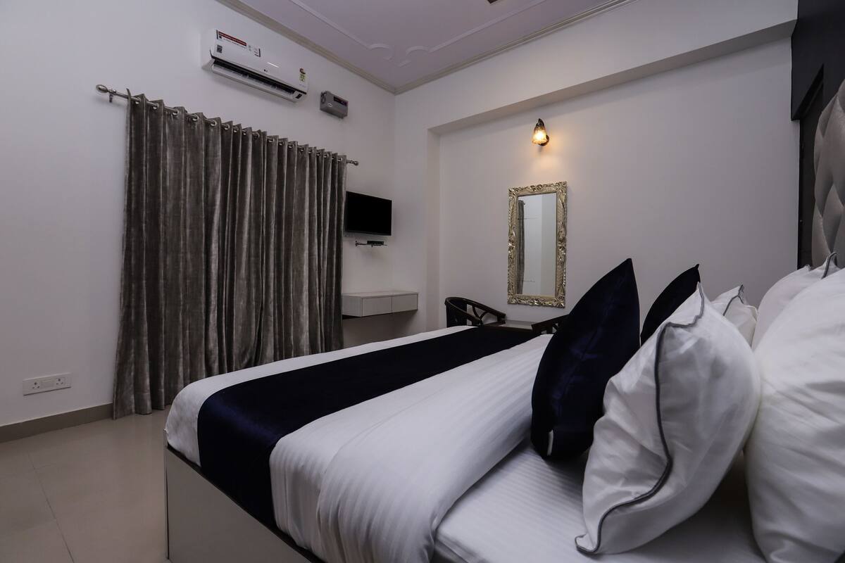 1 غرفة نوم ومكتب وتجهيزات عازلة للصوت ومكواة/لوح كي