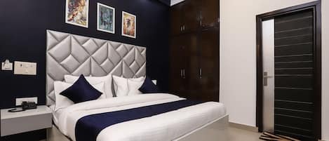 Deluxe Room | 1 bedroom, desk, soundproofing, iron/ironing board