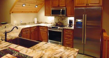 Upscale Apt Available for short/ long stays. Kitchen, bath, laundry w/ Generator