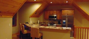 Upscale Apt Available for short/ long stays. Kitchen, bath, laundry w/ Generator