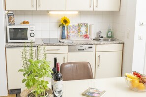 Réfrigérateur, micro-ondes, plaque de cuisson, lave-vaisselle