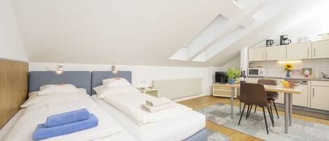 Tabla de planchar con plancha, wifi gratis y ropa de cama