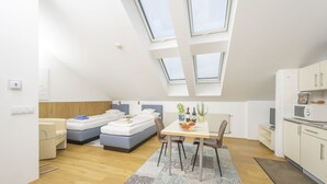 En moderne, kompakt bolig med hems, spiseplads og tekøkken.