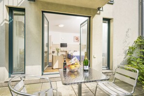 Outdoor dining - Studio apartment with garden (Wien)