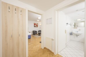 Duschwanne, Haartrockner, Seife, Toilettenpapier