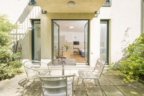 Outdoor dining - Studio apartment with garden (Wien)