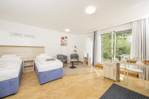 Iron/ironing board, free WiFi, bed sheets - Studio apartment with garden (Wien)