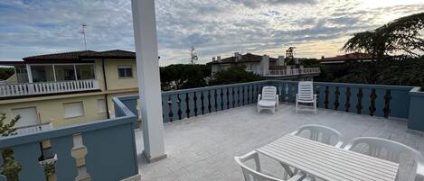 تناول الطعام بالخارج