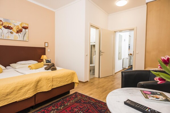 1 bedroom, iron/ironing board, free WiFi, bed sheets - Apartment 6   cozy   colorful (Wien)