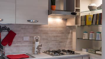 Frigorifero, microonde, forno, piano cottura