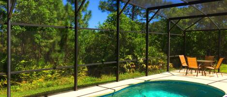 Alberca al aire libre y alberca climatizada