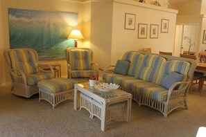 Smart TV, DVD player, books, stereo - Disney World Area Villa Orlando * Sleeps 10 * Private Pool * SunDeck * (Davenport)