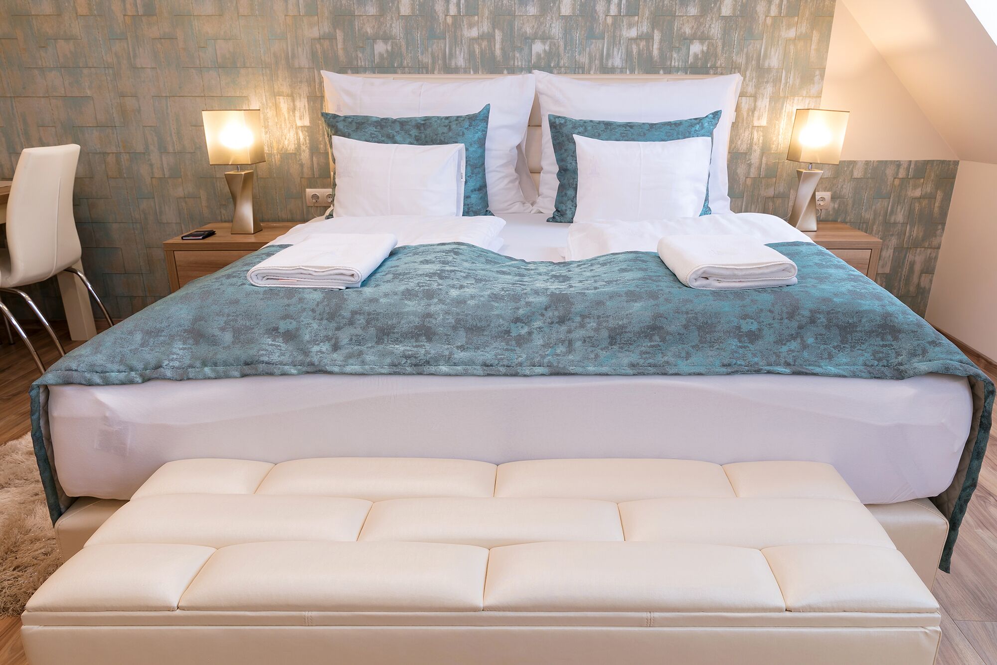 1 間睡房、房內夾萬、書桌、隔音