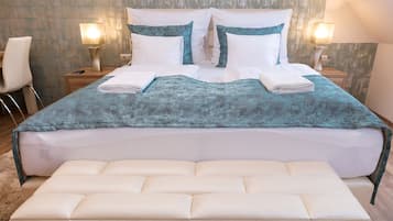 1 bilik tidur, peti besi dalam bilik, meja, kalis bunyi