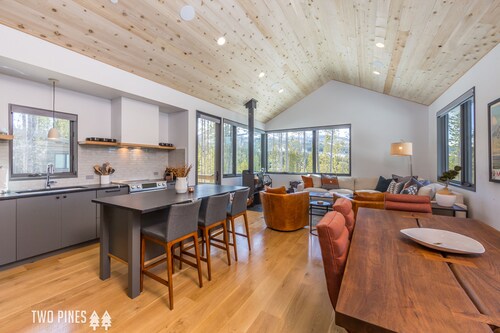 Serene Ski in/Ski out, Lake Cabin! Private Hot Tub, 7 Minutes to Resort!