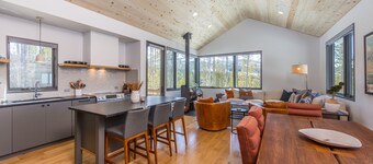 SKI-IN / SKI-OUT - Ulery`s Lakeside Cabin!- Privat badestamp og mer!