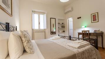 2 chambres, bureau, fer et planche Ă repasser, lit parapluie