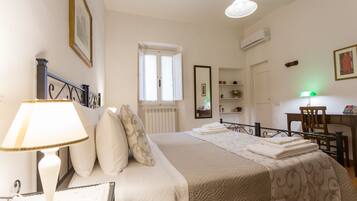 2 chambres, bureau, fer et planche Ă repasser, lit parapluie