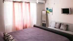 2 habitaciones, escritorio, tabla de planchar con plancha y wifi gratis 