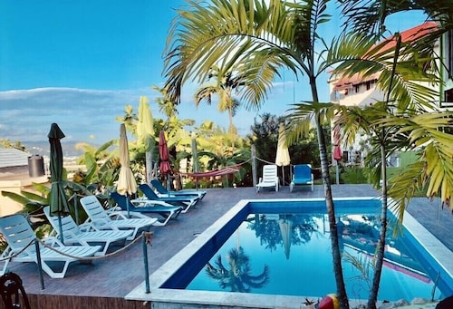 YD Rooftop Lounge ocean view salt water pool with mountain view large 2bdrm 