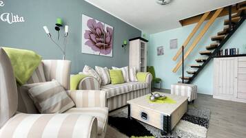 Smart-TV, DVD-Player, BĂŒcher, Videothek