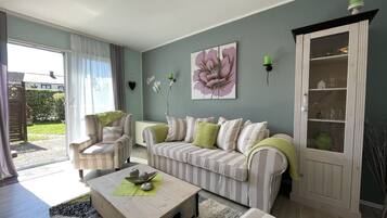 Smart-TV, DVD-Player, BĂŒcher, Videothek