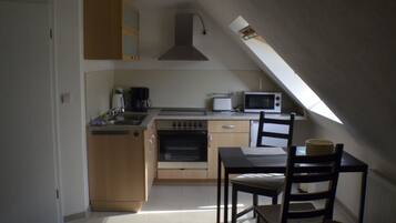 Kühlschrank, Mikrowelle, Herdplatte, Wasserkocher mit Kaffee-/Teezubehör