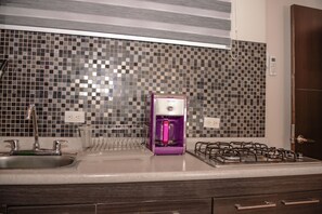 Kühlschrank, Mikrowelle, Herdplatte, Wasserkocher mit Kaffee-/Teezubehör