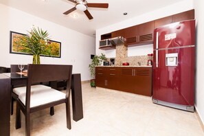 Fridge, microwave, stovetop, coffee/tea maker - Kingsize 1bdr apartment, common rooftop w/pool, lounge area, BBQ (units 102) (Playa del Carmen)