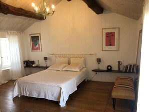 1 camera, una scrivania, ferro/asse da stiro, culla da viaggio