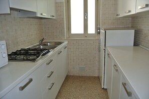 Réfrigérateur, micro-ondes, cafetière/bouilloire