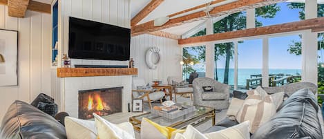 TV connectée, cheminée, chaîne hi-fi