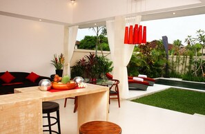 Outdoor dining - Very Modern, Beachside 2BR Villa, Batu Belig - W/PRIVATE SWIMMING POOL! (Seminyak)