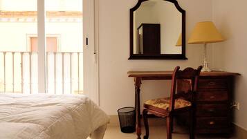 5 bedrooms, in-room safe, desk, iron/ironing board