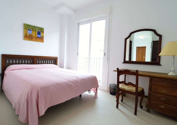 5 habitaciones, caja de seguridad en la habitación y escritorio