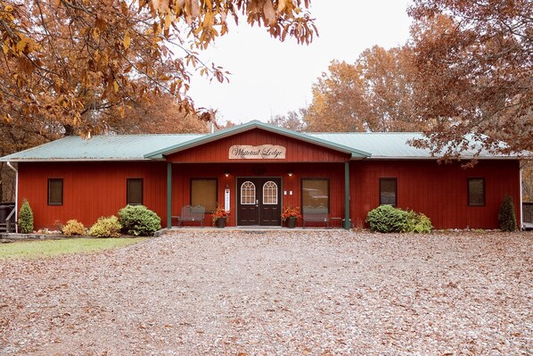 A red building with a sign reading "Whitelake Lodge". - Get Away from the Bustle of the City (Lockridge)