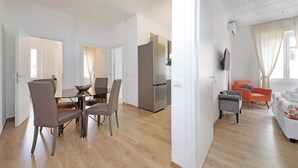 A modern living room with a dining area, a kitchen, and a bedroom. - Tow bedroom, perfect family size. Central location (free Wifi) (Roma)