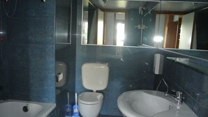 Une salle de bain moderne avec une baignoire, des toilettes et un lavabo.