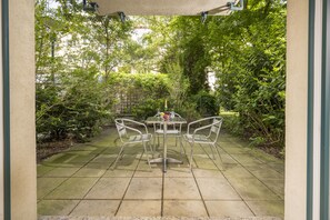 Outdoor dining - Studio apartment with garden (Wien)