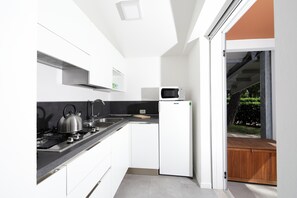 Fridge, microwave, cookware/dishes/utensils - Villa LAURA - Lignano Sabbiadoro (Lignano Sabbiadoro)