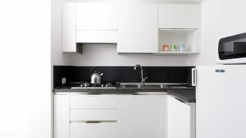 Réfrigérateur, micro-ondes, batterie de cuisine, vaisselle et ustensiles