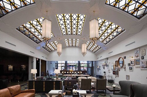 Newly Renovated 1 BR in Art Deco Architectural Gem, Steps to L & Free Parking