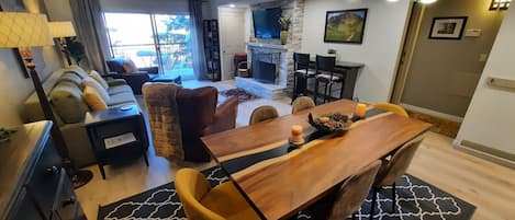 Fernseher, Kamin, DVD-Player, Musikbibliothek