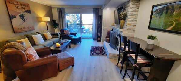 Téléviseur, foyer, lecteur de DVD, sélection de musique