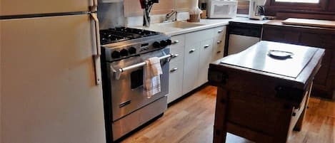 Refrigerador, microondas, horno y parrilla de estufa