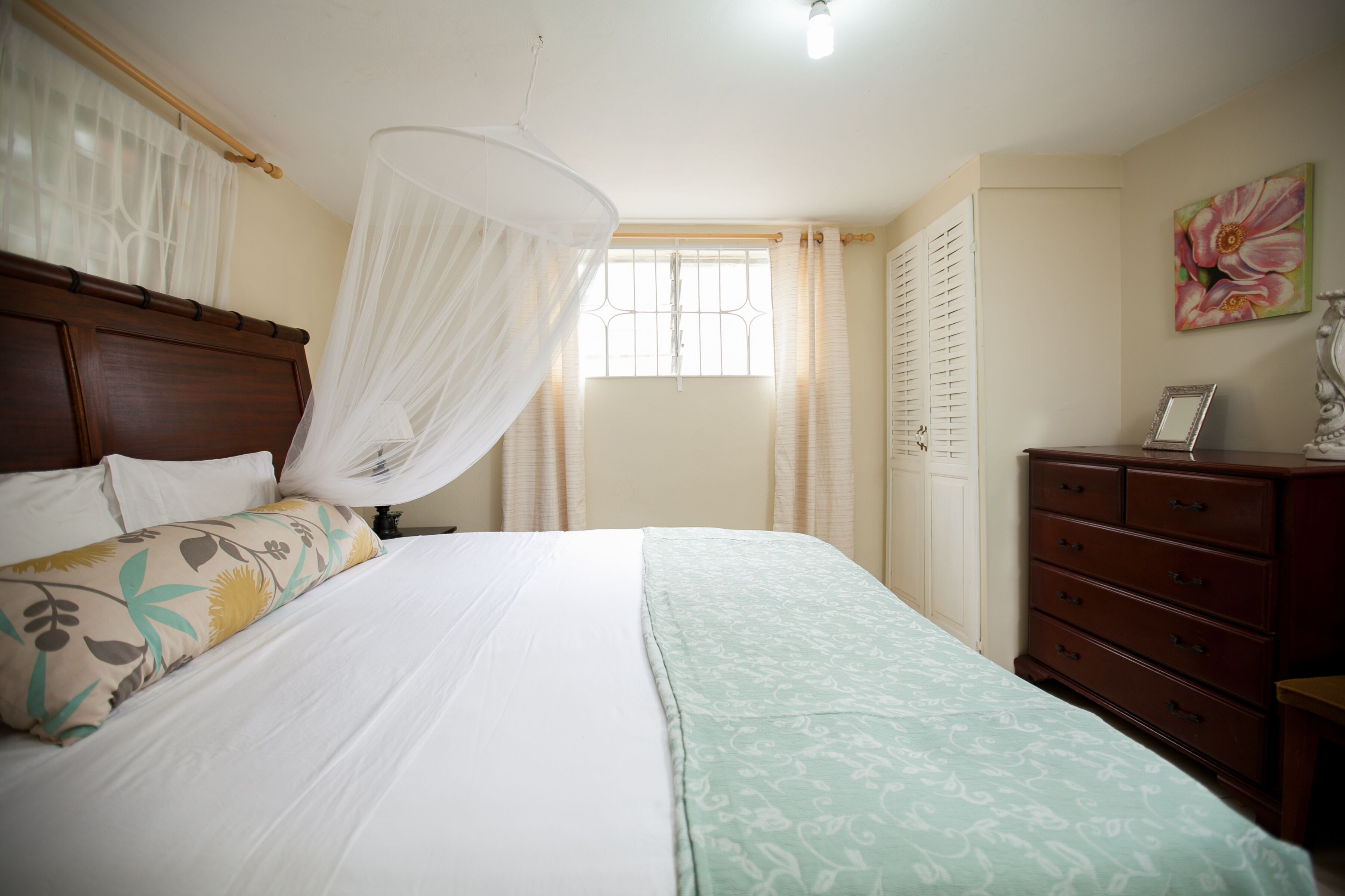 1 slaapkamer, een kluis op de kamer, een strijkplank/strijkijzer, wifi