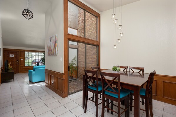 Interior - Vista Verde 102, Cozy Condo in Brownsville (Brownsville)