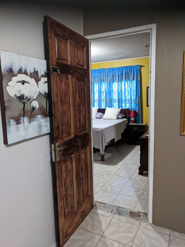 3 chambres, coffres-forts dans les chambres, bureau